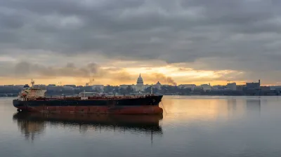 Washington Weighs Lifting Sanctions on Iranian Oil Already at Sea